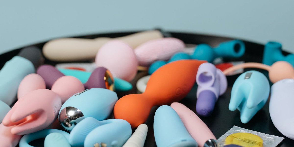 Traditional Vibrator VS Sohimi's Clitoral Vibrator - Sohimi